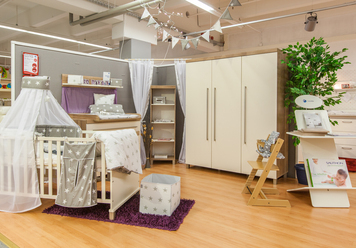 Kinderzimmer ein mit vielen möbeln und spielzeugen.