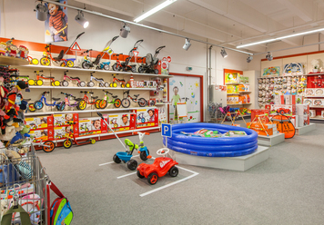 Raum ein mit vielen spielzeugen und spielzeugen gefüllt.