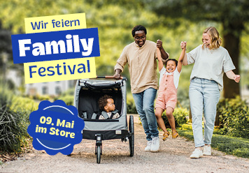 Wir feiern Family Festival! Am 09. Mai im Store! Familie mit 2 Kindern im Park.