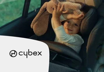 Baby ein, das auf dem rücksitz eines autos sitzt.