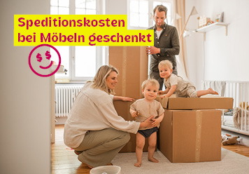 Speditionskosten bei Möbeln geschenkt. Familie steht im Kinderzimmer zwischen Kartons.