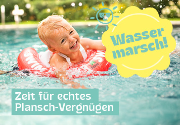 Kind planscht im Wasser: Waser marsch! Zeit für echtes Plansch-Vergnügen!