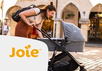 Eine frau, die ein baby in einen kinderwagen schiebt.