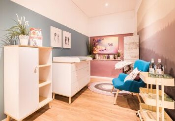 Zimmer ein mit einem bett, schreibtisch und stuhl.