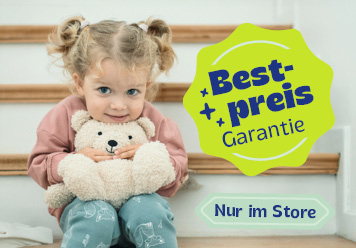 Bestpreis Garantie: Nur im Store! Mädchen sitzt mit Teddybär auf einer Treppe.