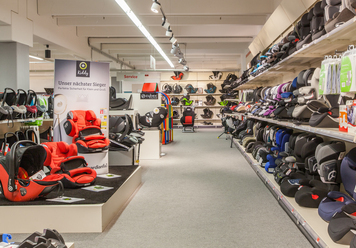 Geschäft ein mit vielen verschiedenen arten von schuhen gefüllt.