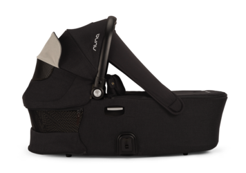 Kinderwagen ein schwarzer mit grauem sitz.