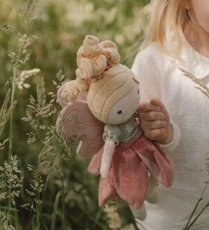 Eine Little Dutch Puppe der Kollektion Fairy Garden wird von einem Mädchen gehalten.