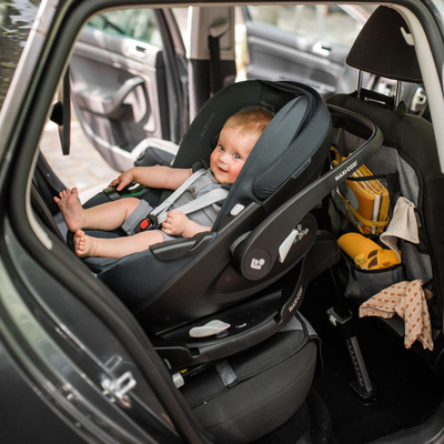 Baby ein auf dem rücksitz eines autos.