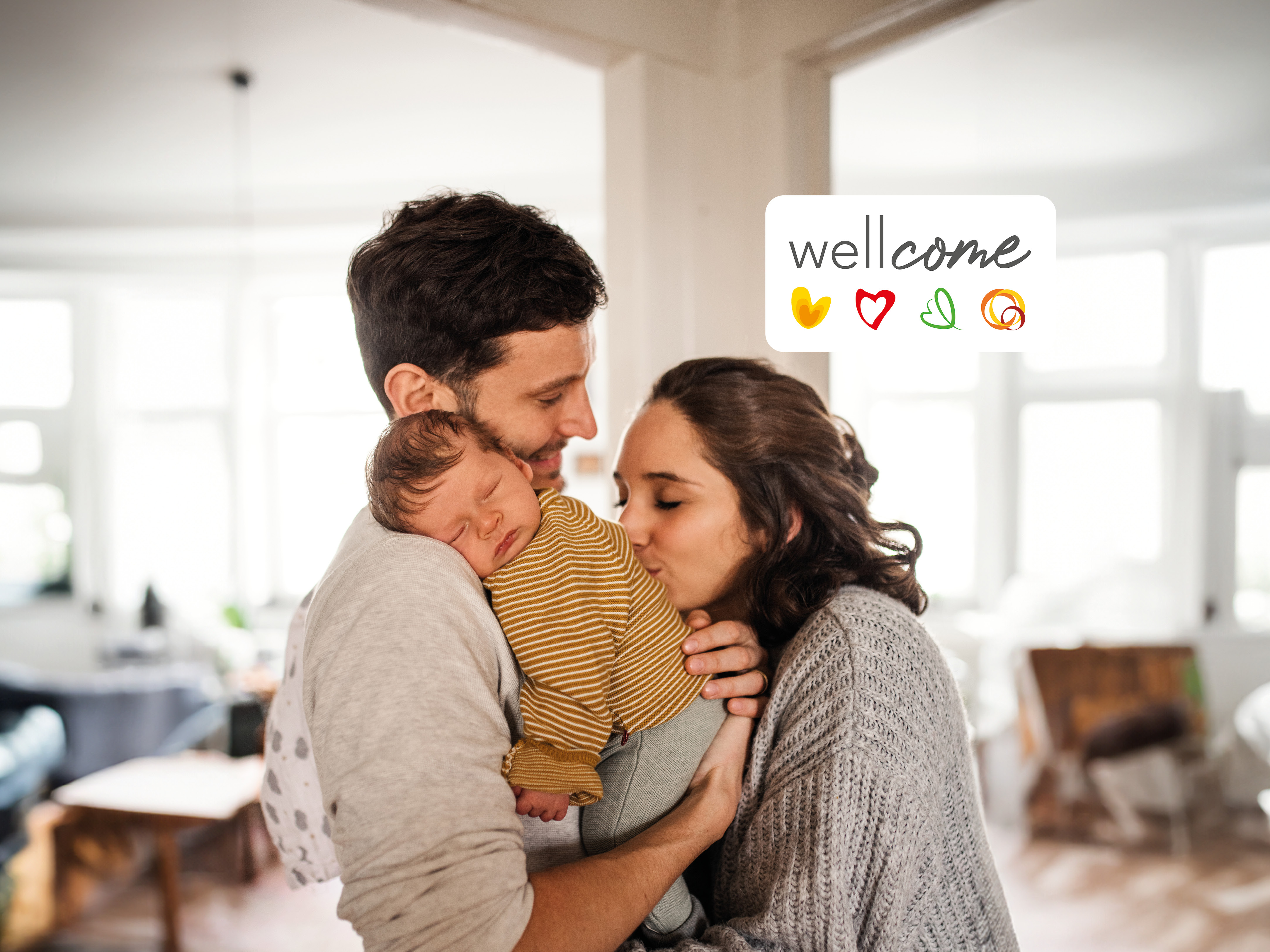 Ein mann und eine frau, die ein baby in ihren.