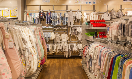 Geschäft ein gefüllt mit vielen baby-kleidung.