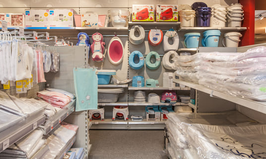 Person mit ein mit vielen verschiedenen arten von wc gefüllt.