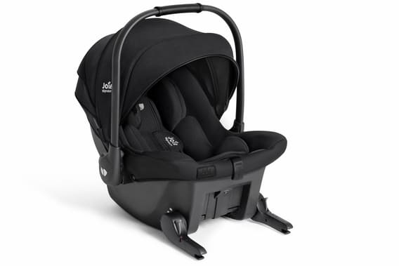 Baby-autositz ein schwarzer mit weißem hintergrund.