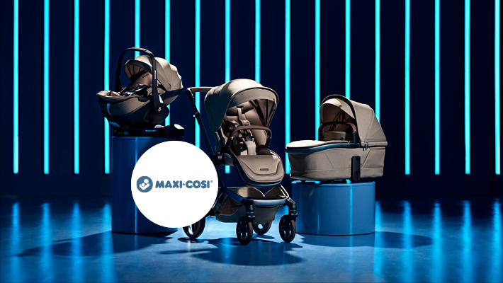 Kinderwagen ein und ein autositz vor einem blauen hintergrund.