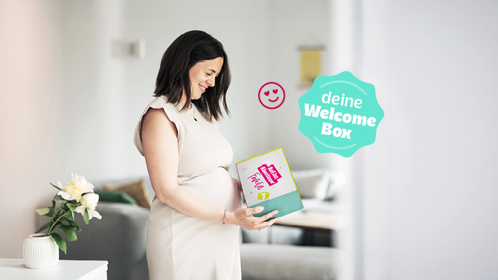 schwangere Frau hält Welcome Box 