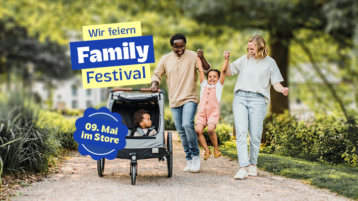 Wir feiern Family Festival! Am 09. Mai im Store! Familie mit 2 Kindern im Park.