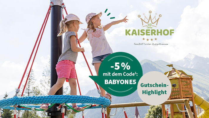 2 Kinder stehen auf einem Klettergerüst 40 Jahre Kaiserhof Familotel Tiroler Zugspitzarena. -5% mit dem Code BABYONE5