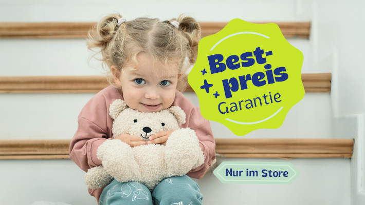 Kleines Mädchen knuddelt ihren Teddybär - Bestpreisgarantie Nur im Store