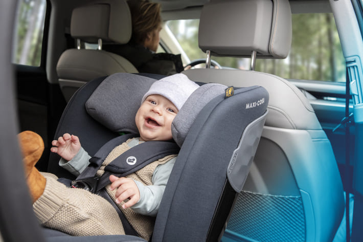 Baby ein auf dem rücksitz eines autos.