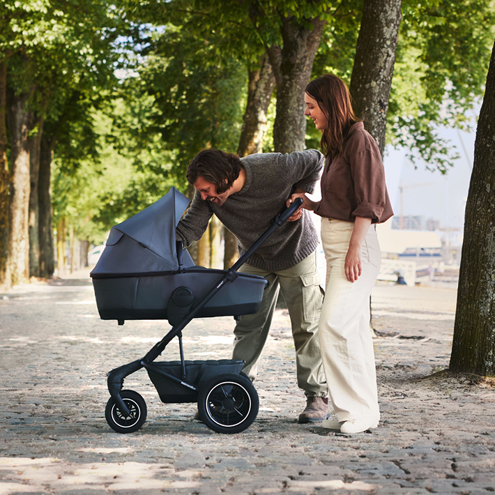 Eine Mutter macht mit ihrem Baby einen entspannten Spaziergang im Freien.