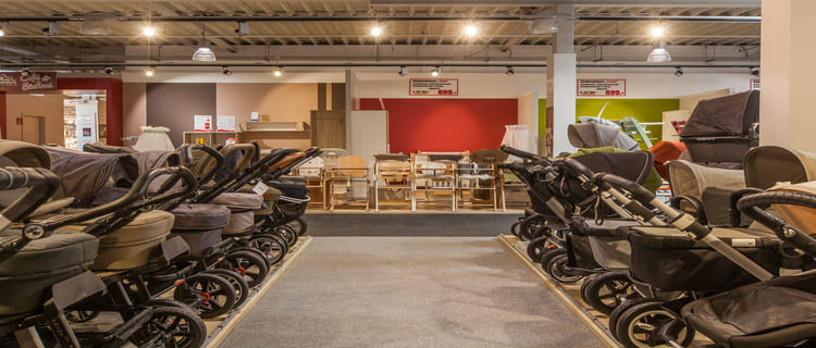 Zimmer ein mit vielen verschiedenen arten von baby-spaziergängen gefüllt.