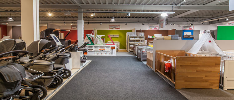 Zimmer ein mit vielen verschiedenen arten von möbeln gefüllt.