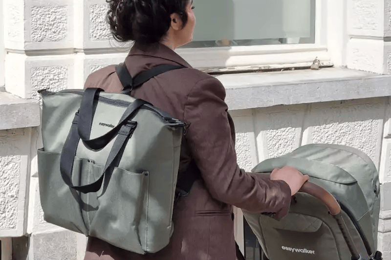 Eine frau mit einem großen grauen rucksack.