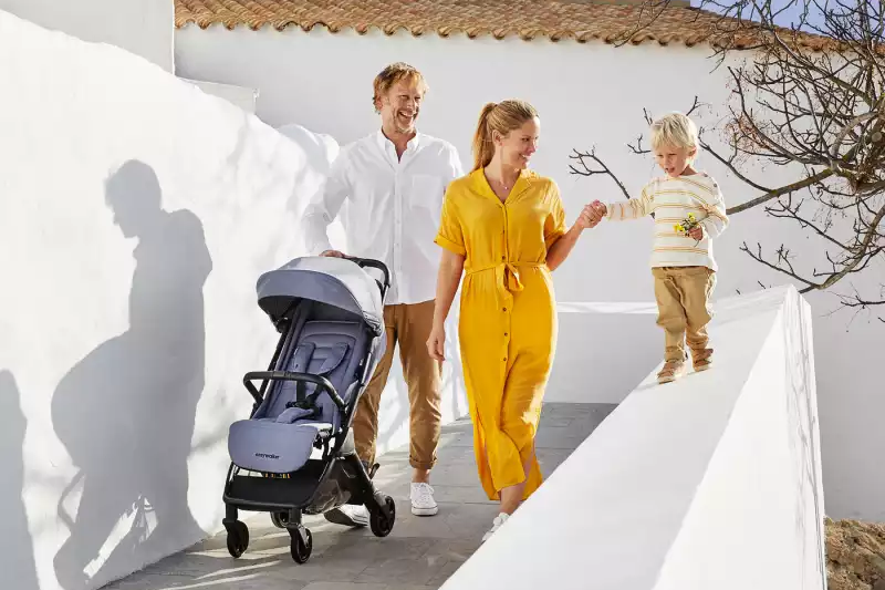 Eine frau in einem gelben jumpsuit und ein mann in.