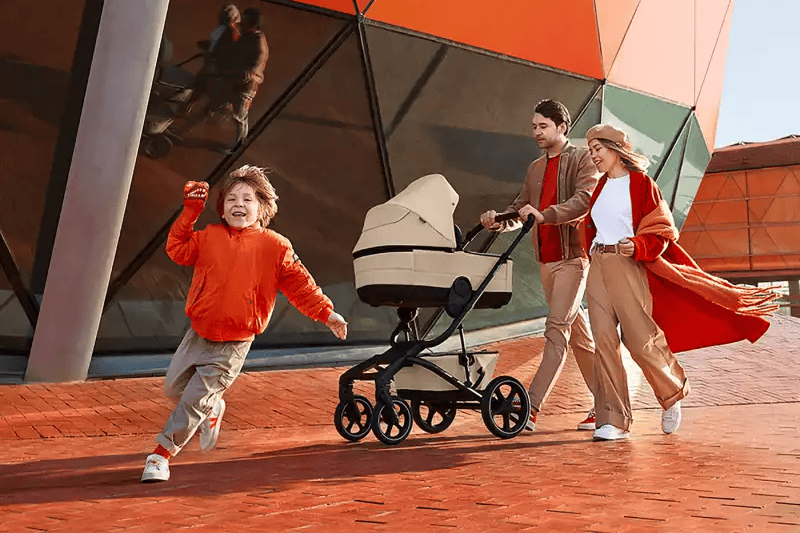 Eine Mutter macht mit ihrem Baby einen entspannten Spaziergang im Freien.