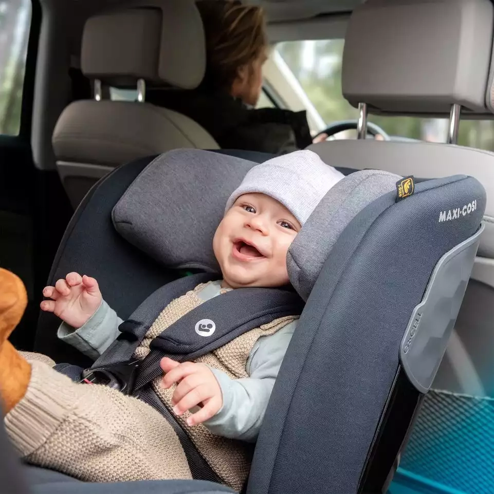 Baby ein, das auf dem rücksitz eines autos sitzt.