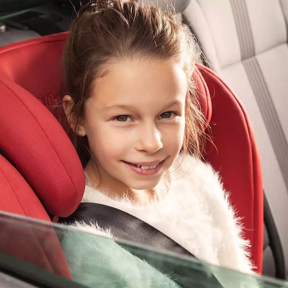 Ein mädchen kleines sitzt auf einem autositz.