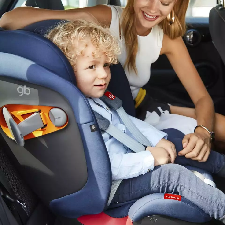 Eine frau und ein kind auf einem autositz.